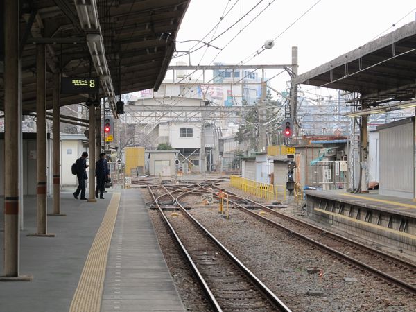 臨時ホーム8・9番線の東京寄り。東北縦貫線の折り返しは10番線のみでは不足することから、今後は臨時ホームの他の線路についても改修がなされるものと思われる。