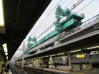 神田駅の上野寄りまで進んだ架設機。