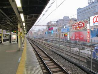 御徒町駅ホームから上野方面を見る。奥では防音壁の一部が完成している。