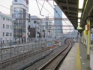 御徒町駅ホームから東京方面を見る。これまで使用されていた手前2線は封鎖され、営業線への改修が始まった。