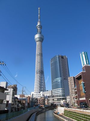 東方、西十間橋から東京スカイツリーを望む。手前に重なるのが「東京スカイツリーイーストタワー」。