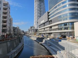 建設が進む東京スカイツリータウンと護岸の整備が進む北十間川。