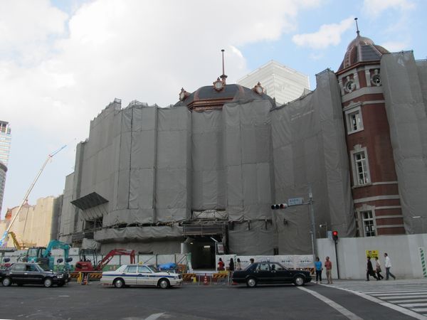 丸の内南口はドーム脇の足場が取り外され、側面の一部が見えていた。屋根の黒い部分がスレートで、その一部は東日本大震災で被災したものも含まれている。