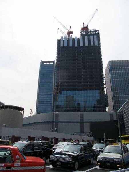東京中央郵便局旧局舎の背後で建設が進むJPタワー。