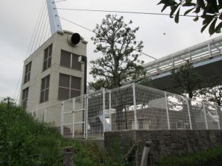 新木場側の駅端にある換気塔。右上にあるのがテレポートブリッジ。