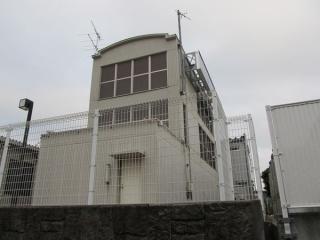 大崎側の駅端にある換気塔。新木場側と比べサイズがやや大きい。