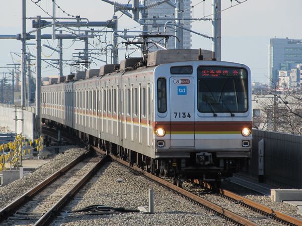 副都心線対応化時に8両編成となった東京メトロ7000系。2011年1月9日、西武池袋線石神井公園駅で撮影