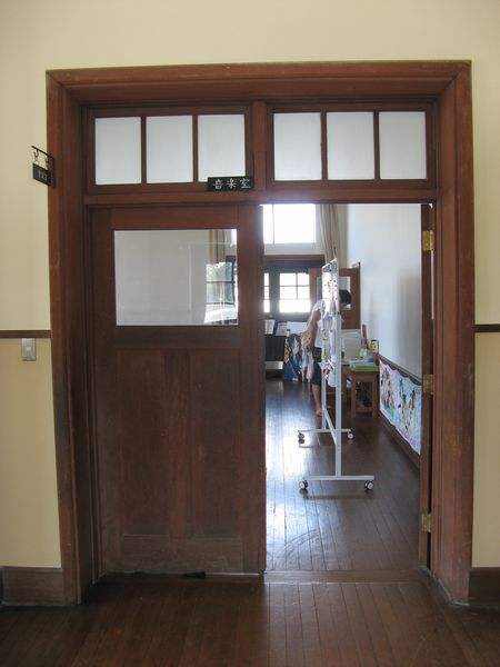 「けいおん！」の作中で軽音部の部室として描かれていた豊郷小学校3階の会議室