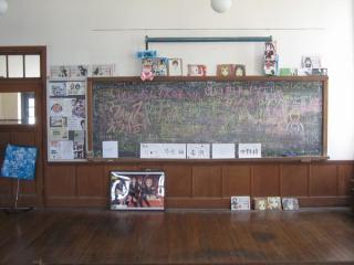 校舎内に数ある黒板のうち、この部屋のものだけは自由に落書きできるようになっている。