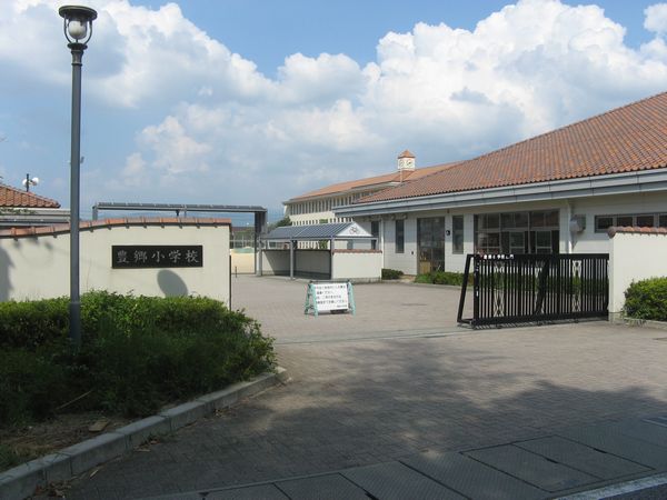 2004年に完成した現在の豊郷小学校の校舎。旧校舎の保存が実現するまでには町を2分する苦難の闘いがあった。
