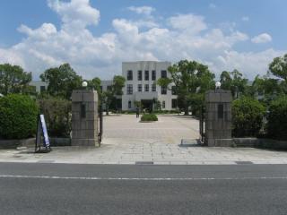 豊郷小学校の前を通る県道542号線（中山道）から校門を見る。
