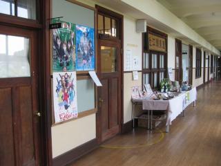 校舎1階は商工会の事務室など行政施設が入居。壁には「けいおん！」関連のポスターがある。