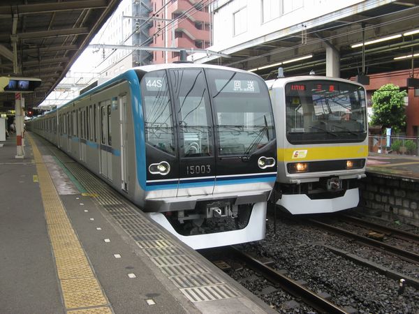 試運転でJR総武線津田沼駅に乗り入れた東京メトロ15000系。普段は入らない4番線に停車中。2010年9月8日撮影