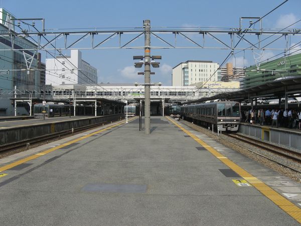 尼崎駅ホーム。左端から1～8番まで線路がある。