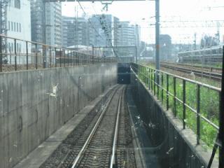 東海道線内側縁・外側線の間にあるJR東西線のトンネル入口（上り列車の前面展望）