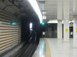 加島駅からトンネル出口を見る。ホームからも外光が射し込むのが確認できる。
