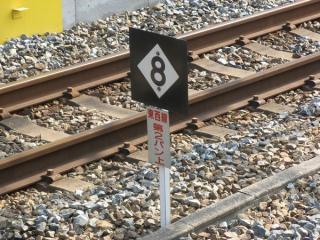 尼崎駅の停止目標に併記されている第2パンタグラフ上昇の指示