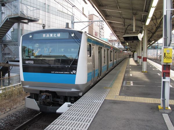 北浦和駅から南行の線路を逆方向に出発する京浜東北線E233系