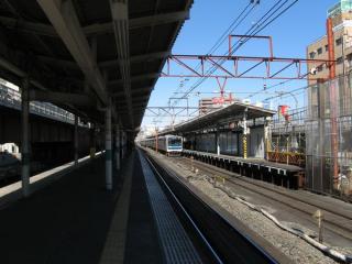 京浜東北線南行の高架化が完了した頃の浦和駅。他の線路はまだ地上にある。