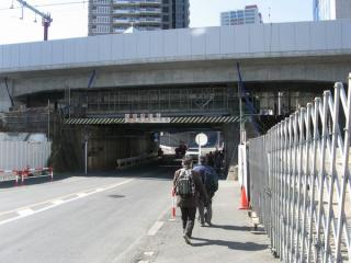 駅南側で拡幅中の都市計画道路田島大牧線。