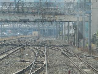 宇都宮・高崎線の列車が転線した川口駅構内の渡り線。（写真は湘南新宿ラインの列車のため直進側に開通している。）