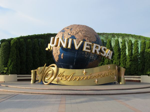 ユニバーサル・スタジオ・ジャパンゲート前にある10周年記念仕様の地球儀オブジェ