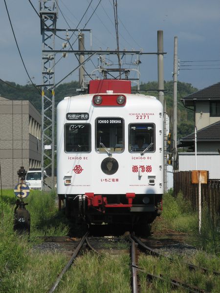 伊太祈曽駅に進入する「いちご電車」