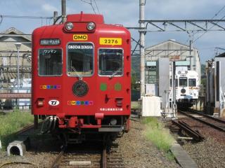 ：伊太祈曽駅構内に停車中のおもちゃ電車（左、2276-2706）とたま電車（右、2275-2705）