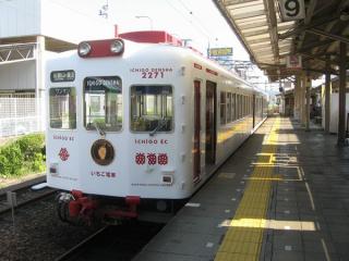 和歌山駅に停車中のいちご電車（2271-2701）