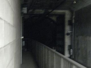御幣島駅ホーム端から淀川シールドを見る。こちらは防水扉本体が見える。