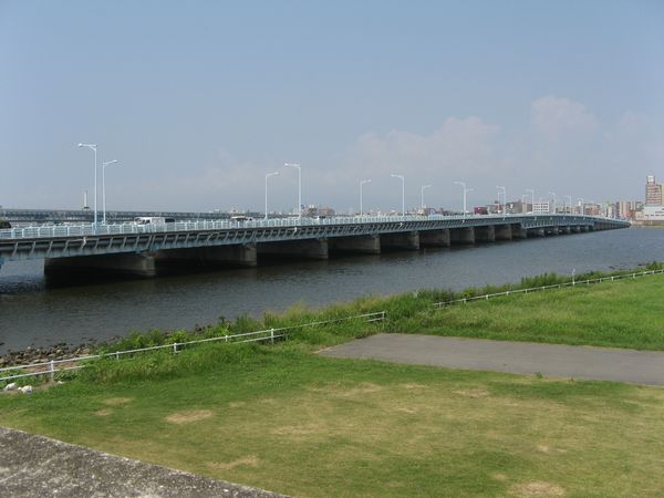 淀川左岸から見た淀川大橋