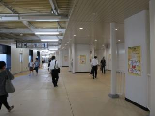 エスカレータ下の通路。直進すると2010年から使用されている横須賀線ホーム下のコンコースへ通じる。