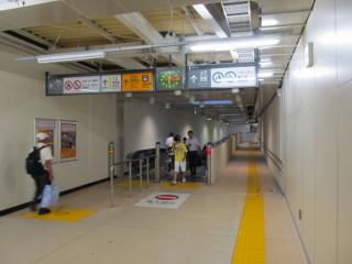 今回使用が開始された連絡通路（トンネル）の入口。